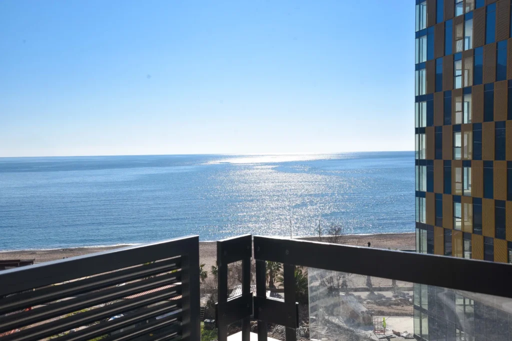 Hotel uz more u Bečićima, sa pogledom na plažu.