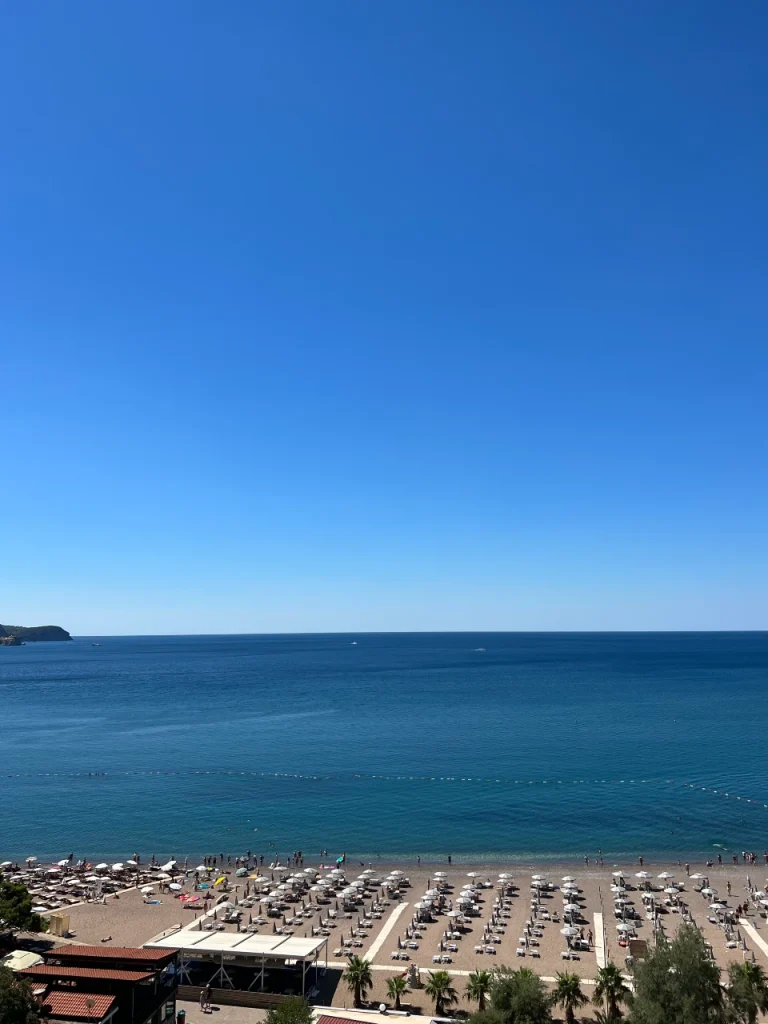 Hotel sa bazenom i pogledom na plažu.